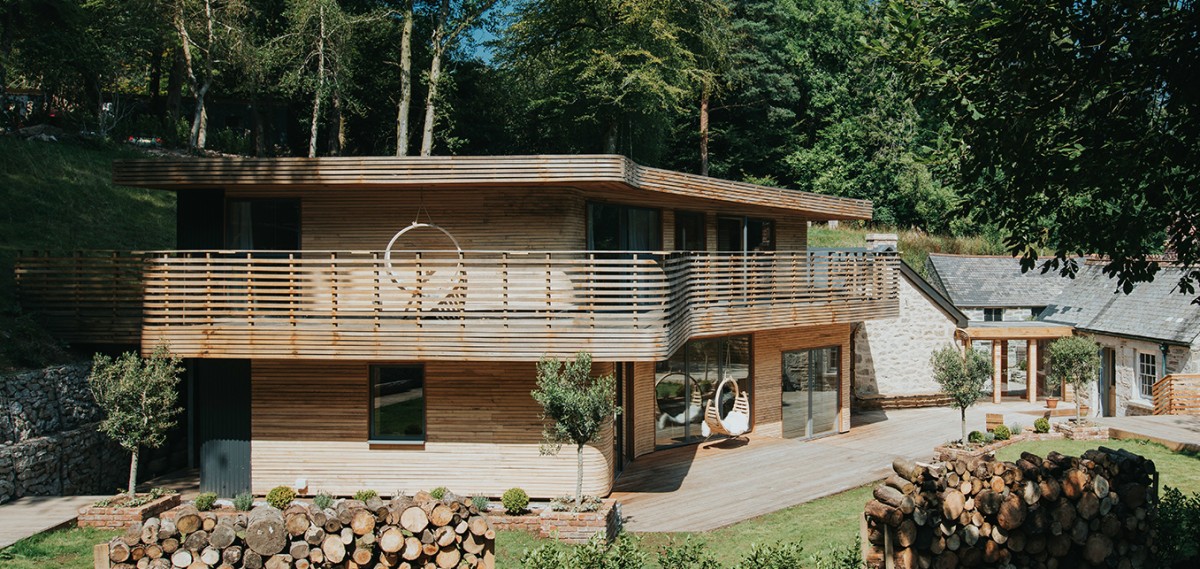 La spettacolare casa di legno che un designer di arredamento ha costruito con le proprie mani