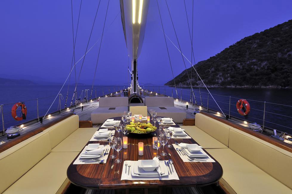 Una cena in mezzo al mare regina-_engel_volkers_yachting_3