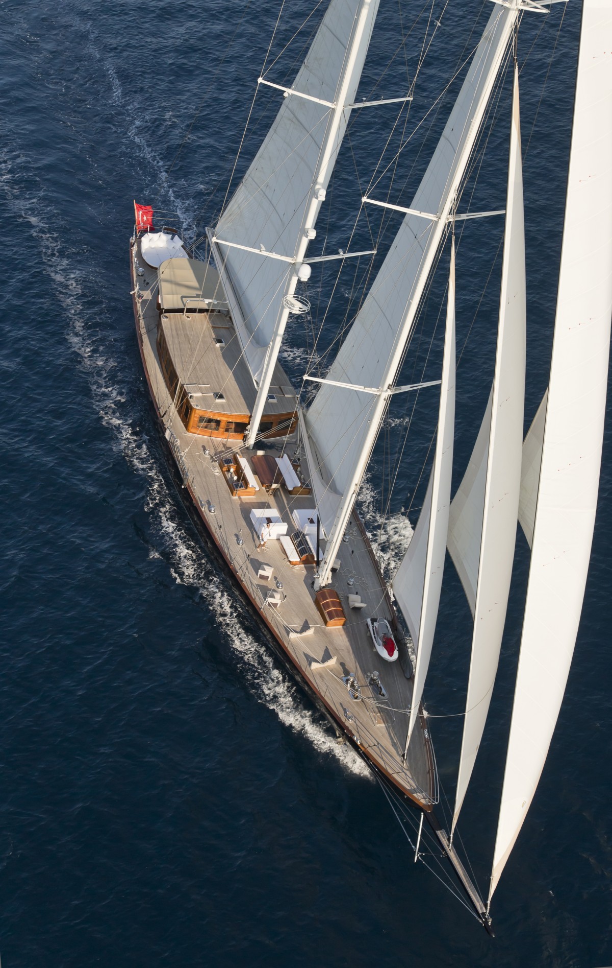Una suite principale e cinque cabine regina-_engel_volkers_yachting_5