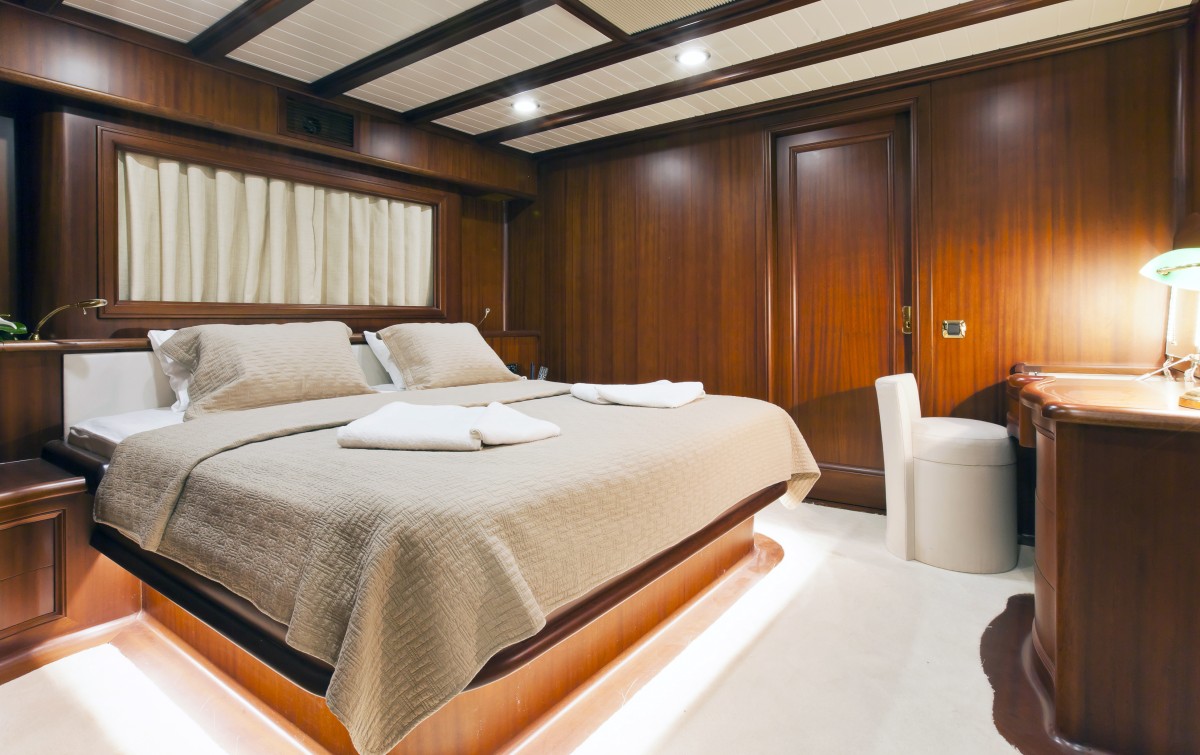 Interni di mogano, marmo e onice regina-_engel_volkers_yachting_9