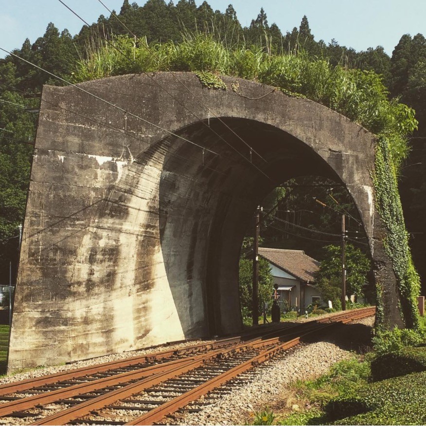 Protagonisti sono affascinanti, orribili ed inutili resti architettonici conservati contro ogni logica nelle città giapponesi thomasson_09