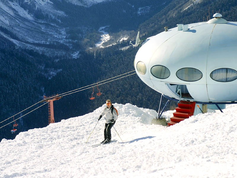 Pico Dombai (Georgia) Il mistero delle case a forma di disco volante