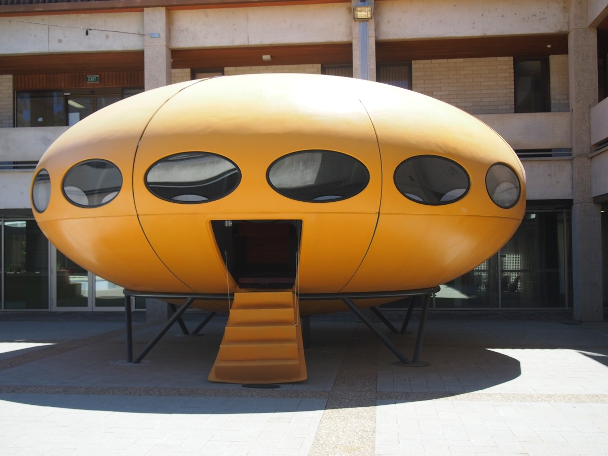 Università di Canberra (Australia) Il mistero delle case a forma di disco volante