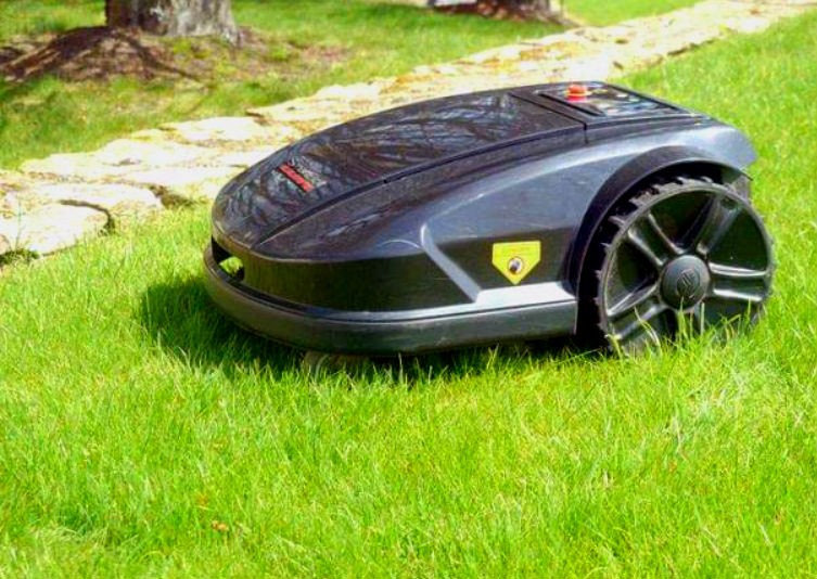Un tosaerba con i sensori 10 robot che ti aiuteranno nelle tue faccende domestiche