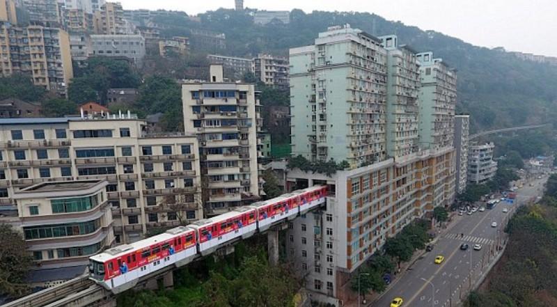 In Cina il treno della metro entra dentro casa (ed effettua una fermata)