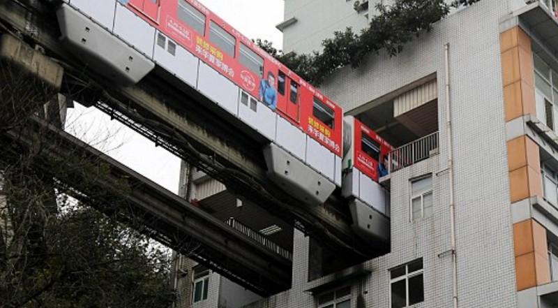 In Cina il treno della metro entra dentro casa (ed effettua una fermata)
