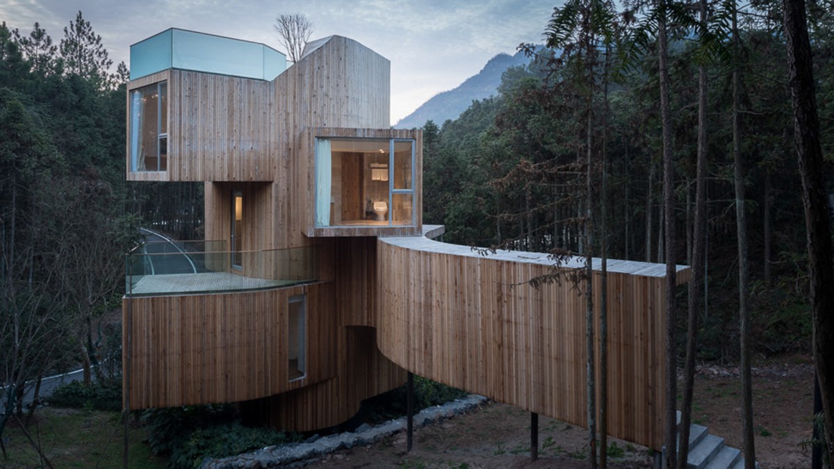 Una moderna casa albero nei boschi della Cina