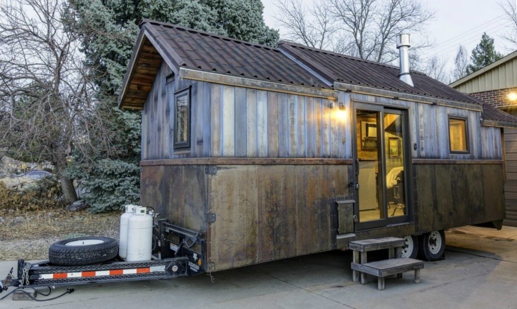 Una mini casa rotante con una decorazione interna che ti sorprenderà