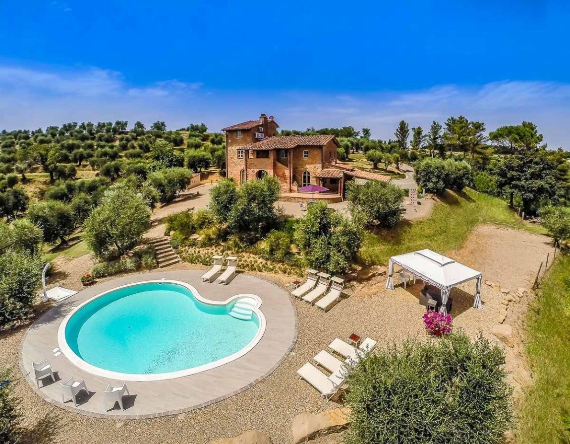Alla scoperta di un’incantevole villa circondata da uliveti in Toscana