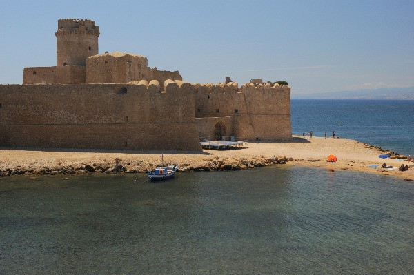 4. Le Castella Isola di Capo Rizzuto, in provincia di Crotone Le spiagge più belle e meno conosciute