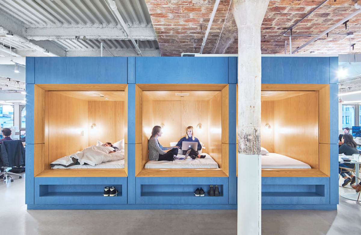 Un pisolino sul posto di lavoro: 10 soluzioni ingegnose per dormire in ufficio con stile