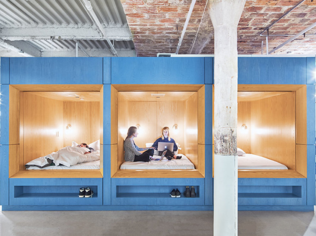 Un pisolino sul posto di lavoro: 10 soluzioni ingegnose per dormire in ufficio con stile