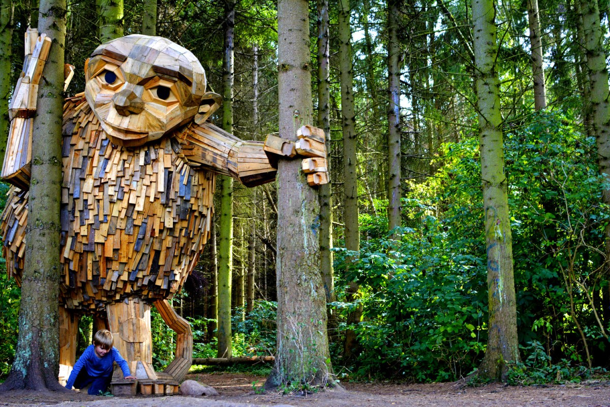 Little tilde (Copenhague, Danimarca) L'artista urbano che riempie le città di giganti di legno riciclato