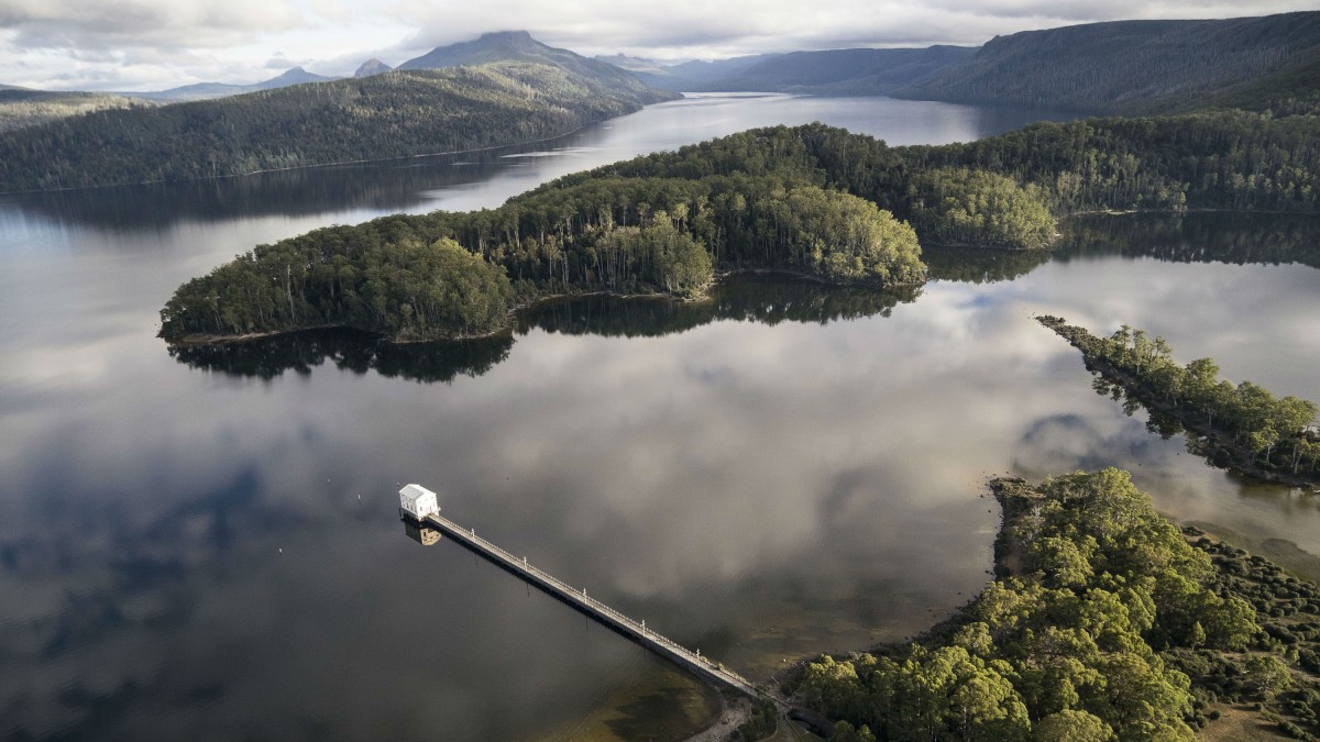 Una vecchia centrale idroelettrica trasformata in hotel nel bel mezzo di un lago in Tasmania
