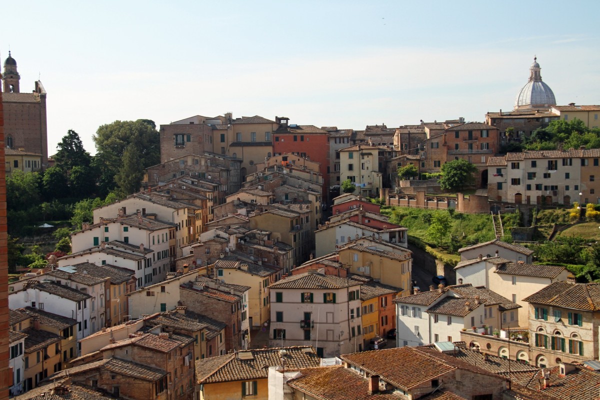 In sella ad una bici per visitare le città italiane