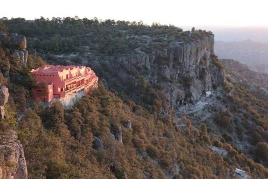 Il miglior hotel del mondo per vedere le stelle è “appeso” in cima a un burrone in Messico