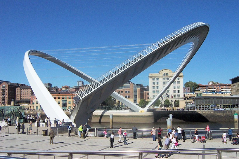 gateshead_millennium_bridge_in_newcastle-england