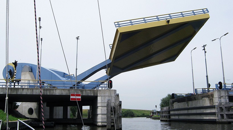 slauerhoffbrug-flying-drawbridge_in_the_netherlands