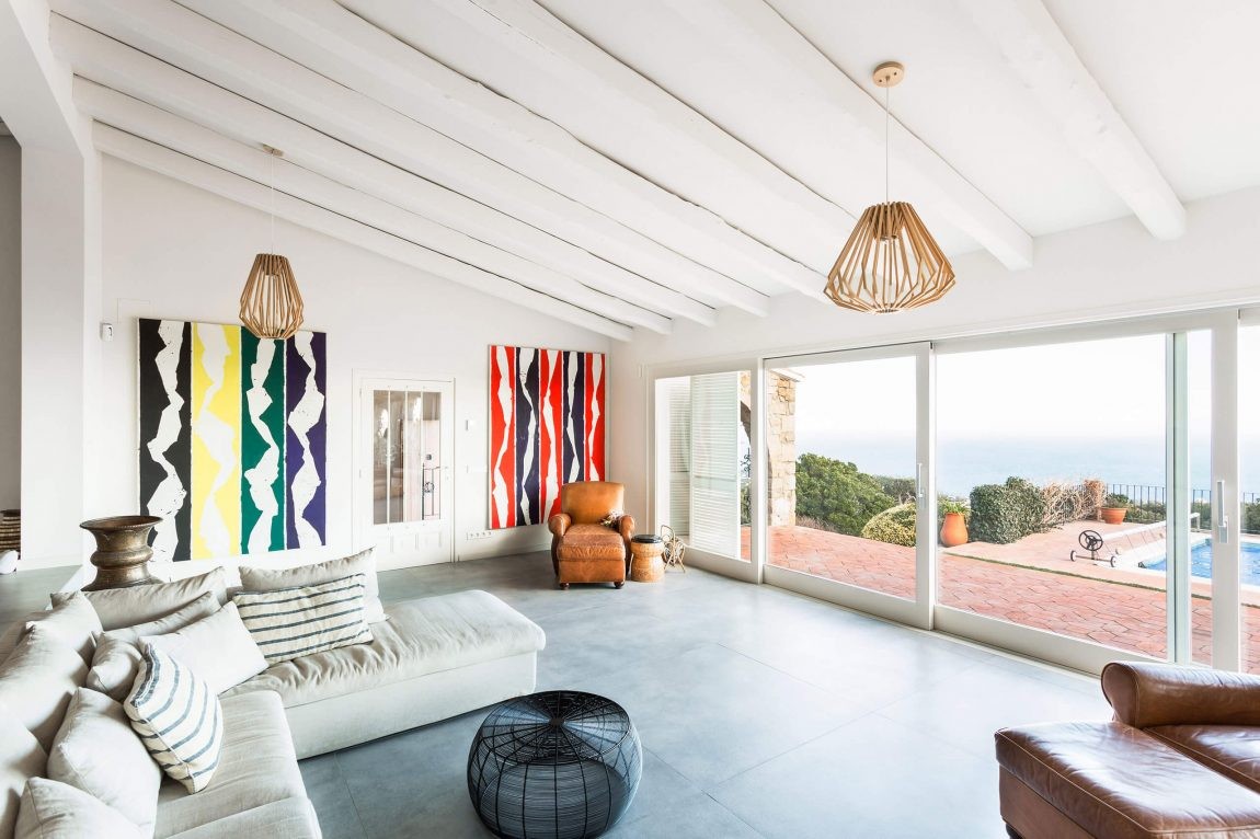 La combinazione perfetta tra minimalismo e design industriale in questa villa catalana
