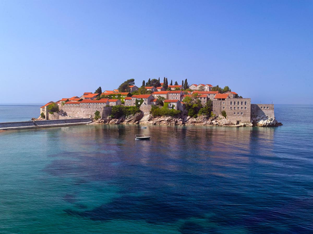 Un resort di lusso che occupa parte di un’isola in Montenegro ed è noto per la sua spa