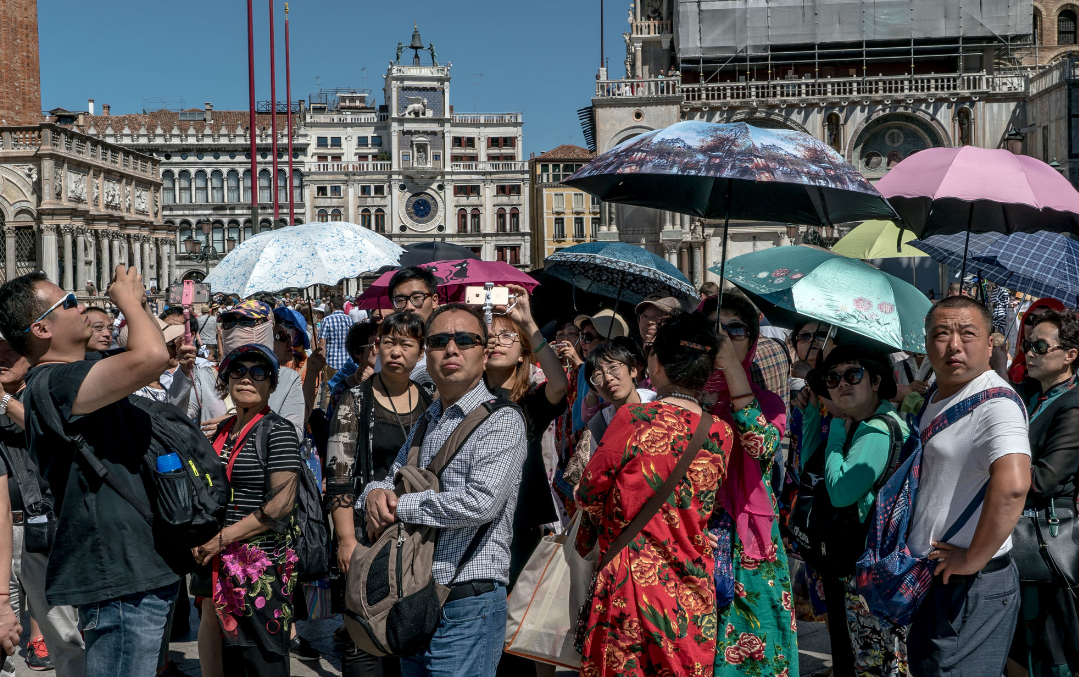 New York Times: Venezia invasa dai turisti rischia di diventare la "Disneyland sul mare"