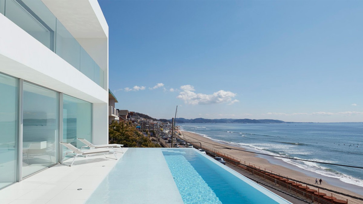 Una casa minimalista con vista e piscina panoramica