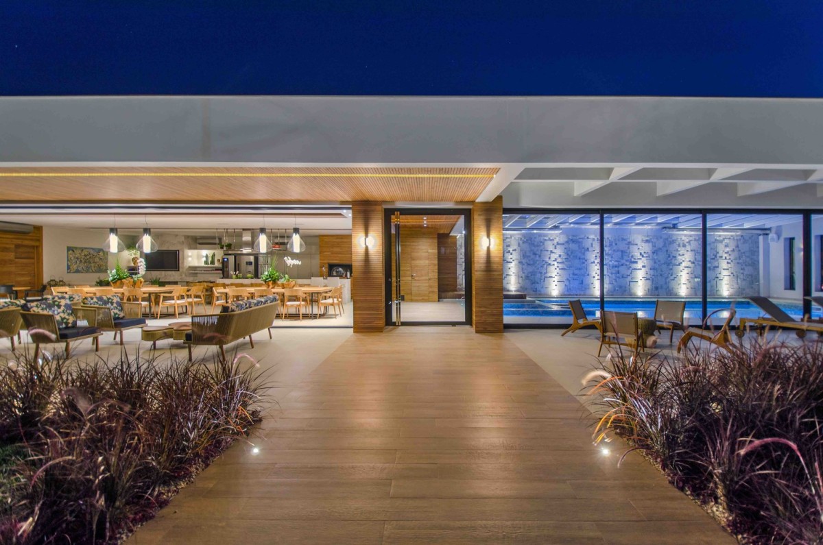 Una casa dove la piscina incontra la cucina