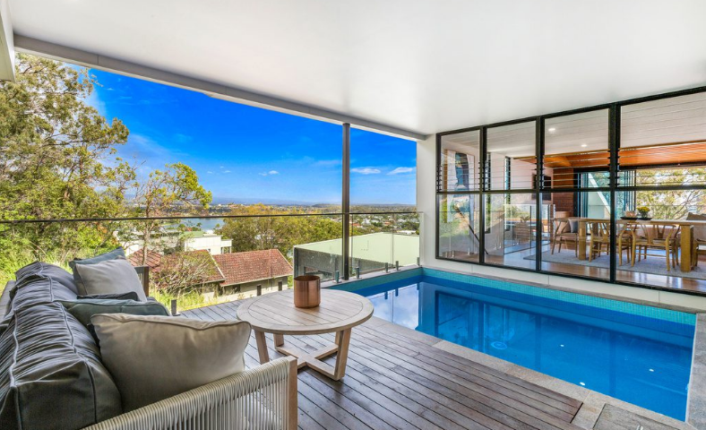 Piscina con vista spettacolare