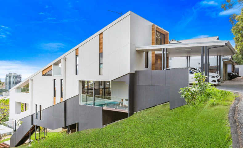 La casa vista da un lato