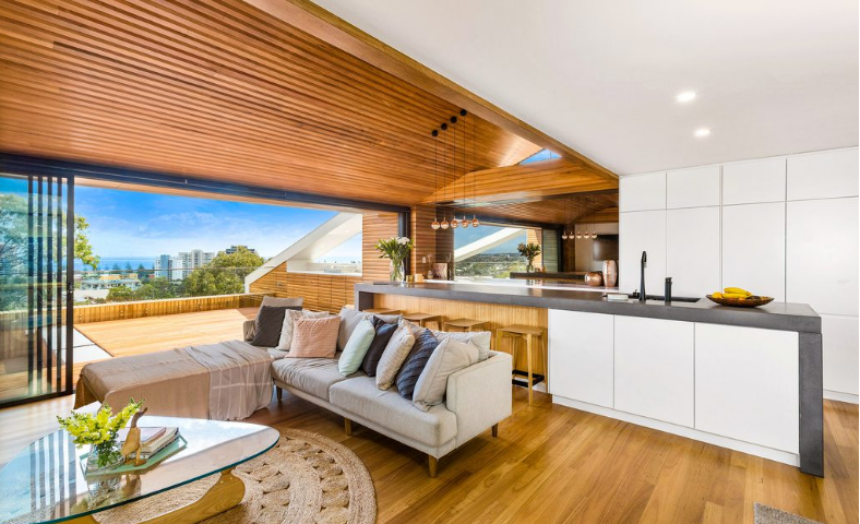 Il salone e la cucina confinano l'uno con l'altra