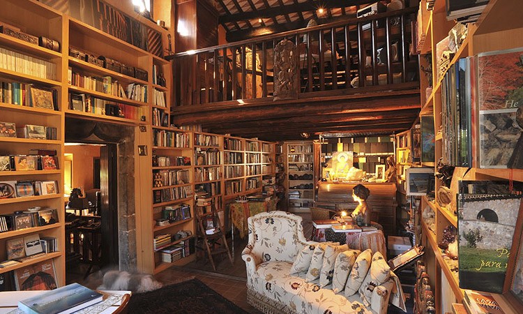 La biblioteca con oltre 5.000 libri