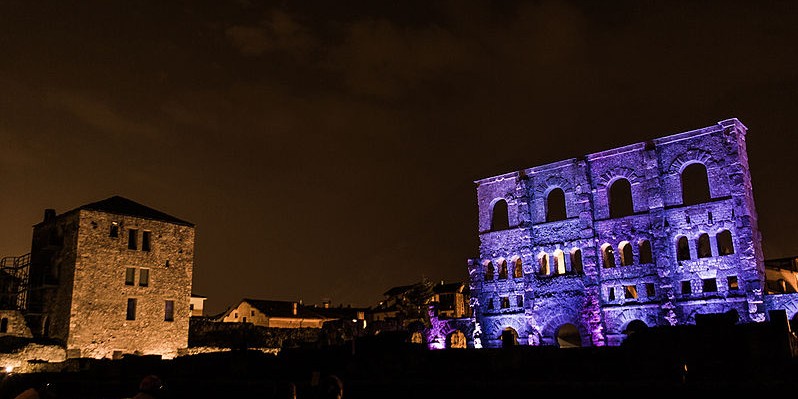 Aosta: mercatini sullo sfondo del Teatro Romano