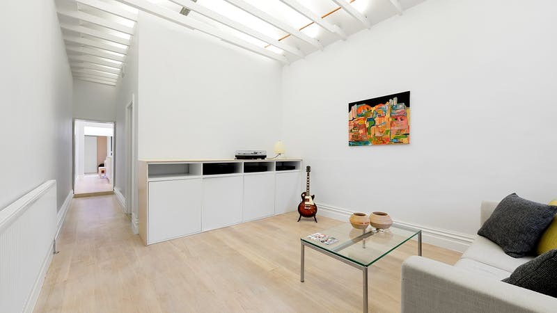 Un ampio salone con molto stile