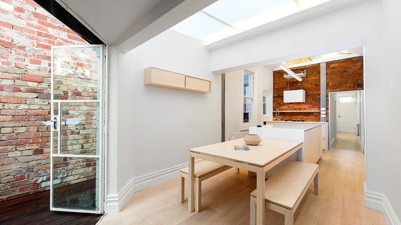 Una sala da pranzo nordica con tavoli