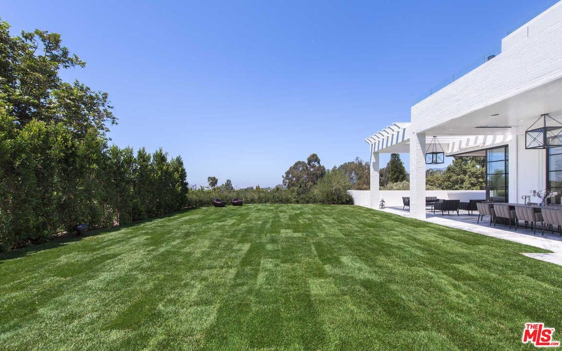 Un giardino con un campo da futbol