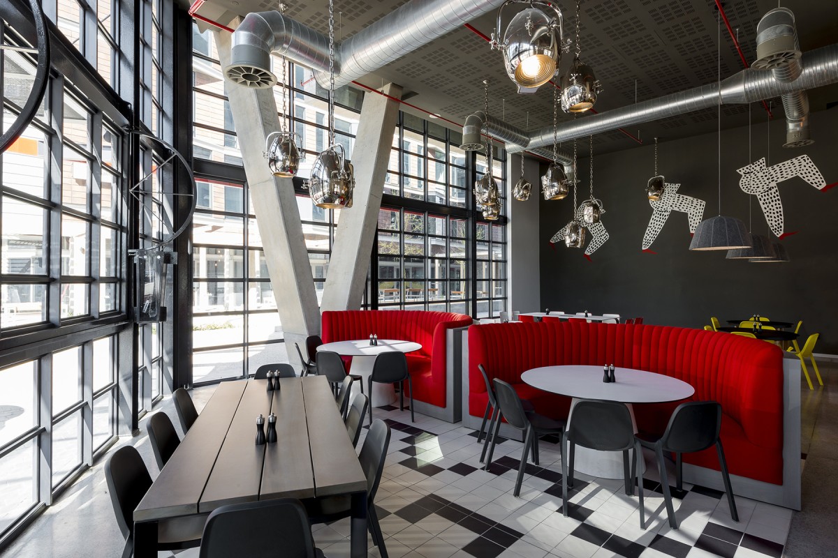 Il colore predominante è il rosso