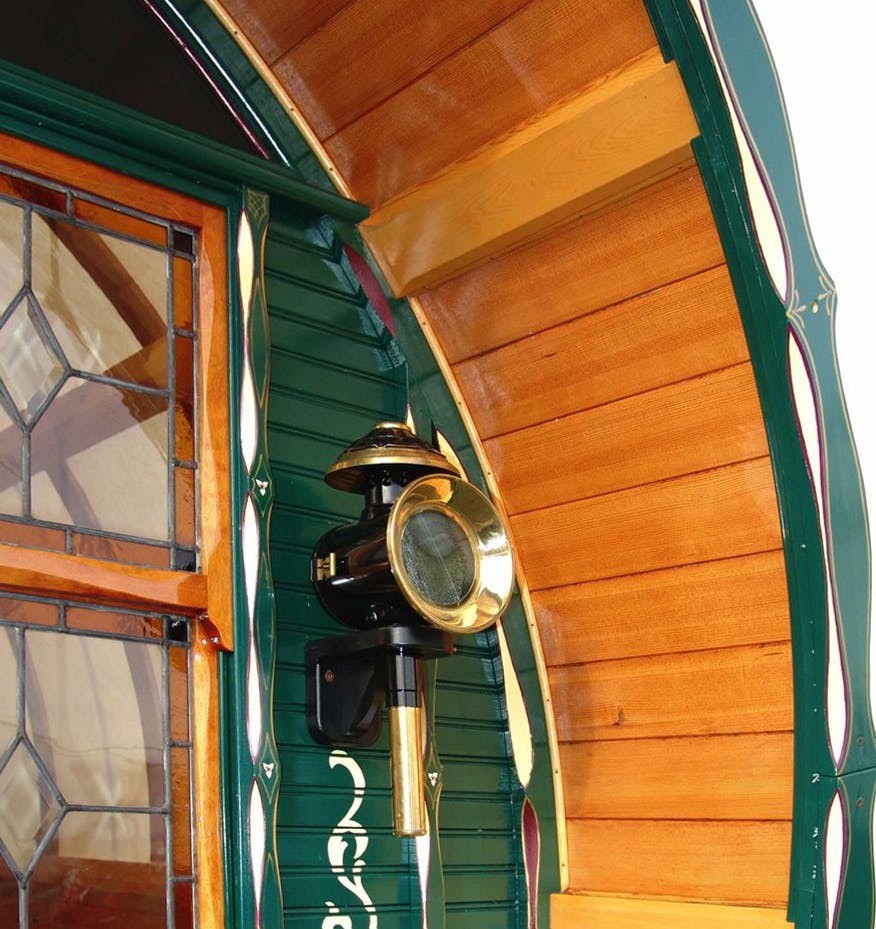 Costruita a mano con il legno