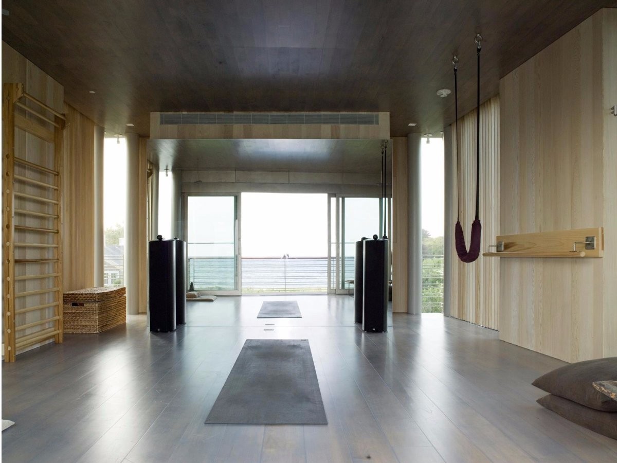 a-minimalist-exercise-room-is-perfect-for-yoga-or-meditation