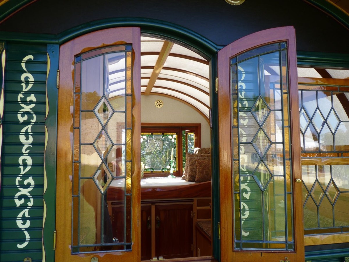 Anche le finestre sono di legno