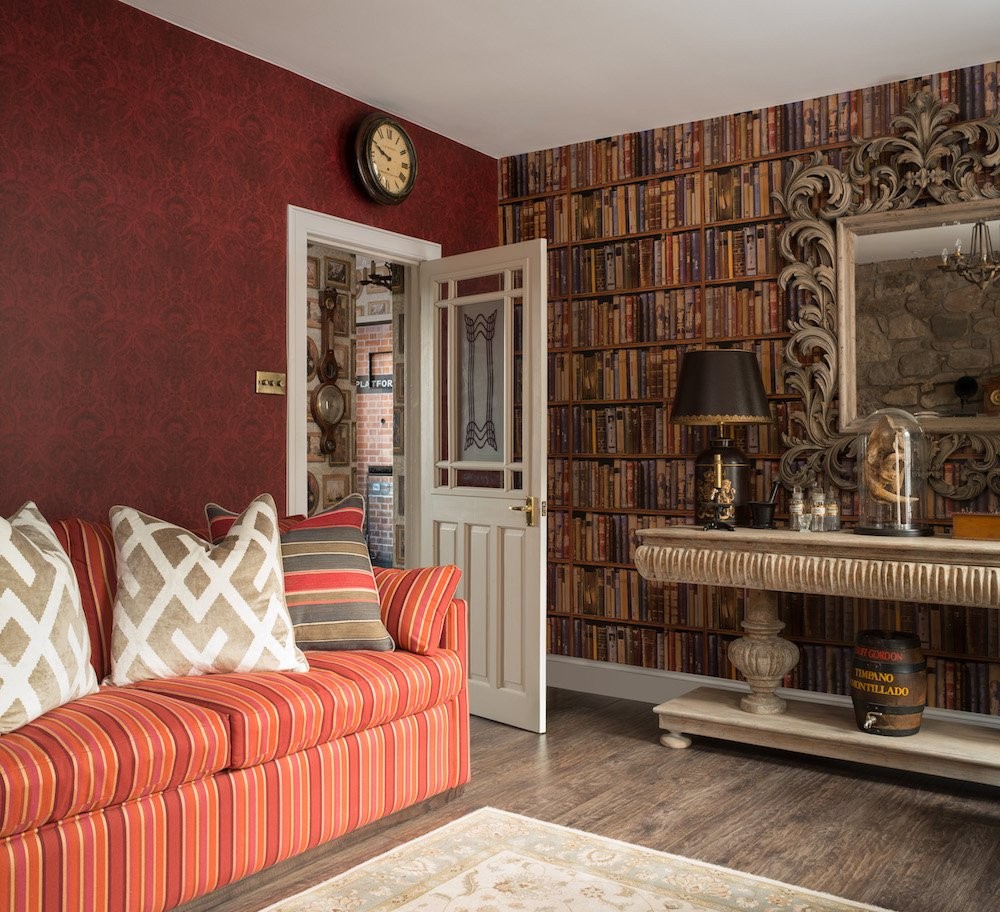 Un salone con un'enorme libreria