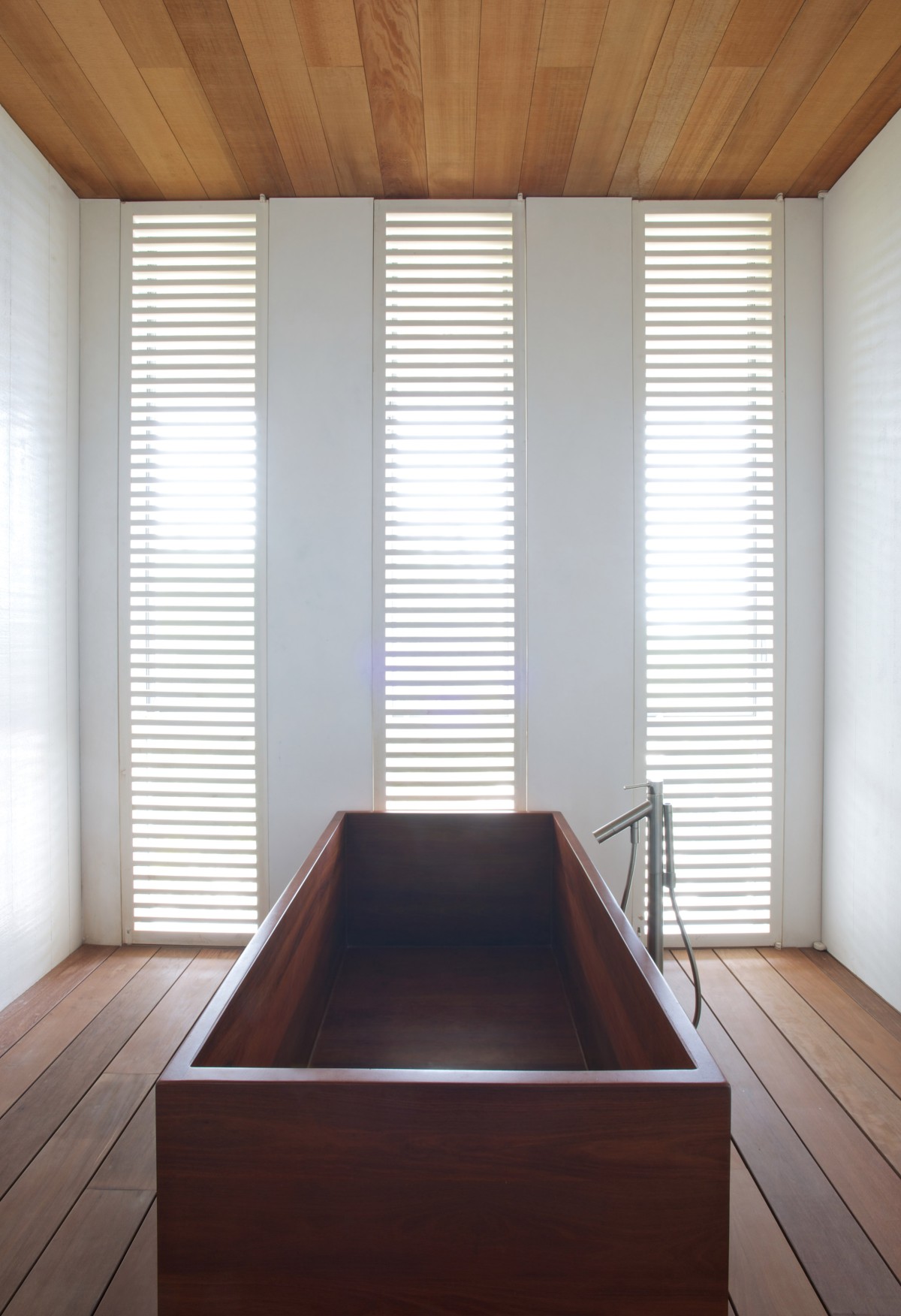 Vasca da bagno con legno del luogo