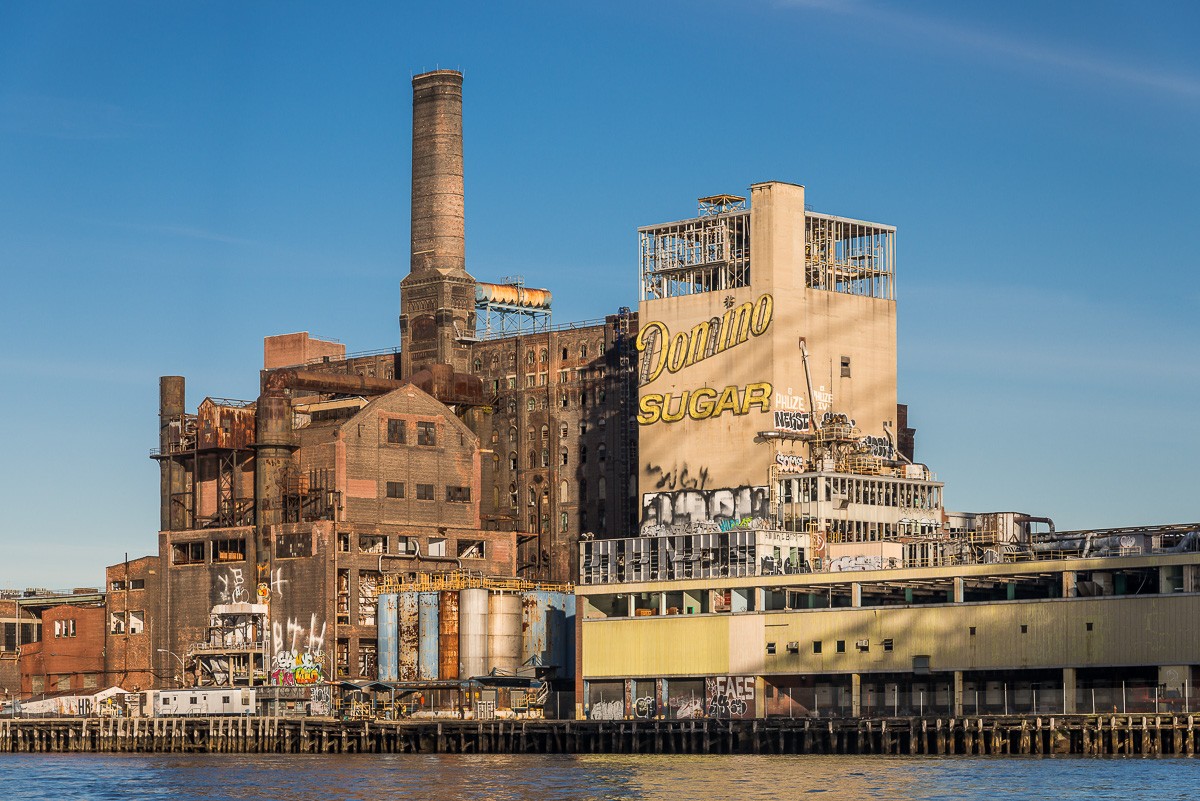 La bellezza dell’abbandono: le spettacolari foto di una fabbrica in rovina nel cuore di New York