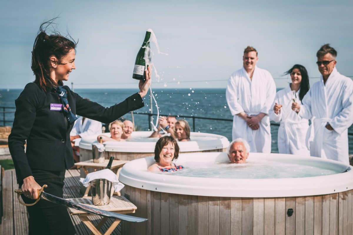 La coperta dispone di vasche da bagno con idromassaggio