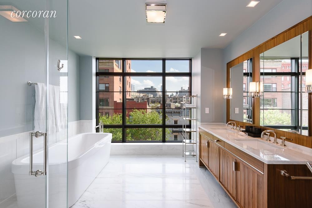 Uno dei cinque bagni