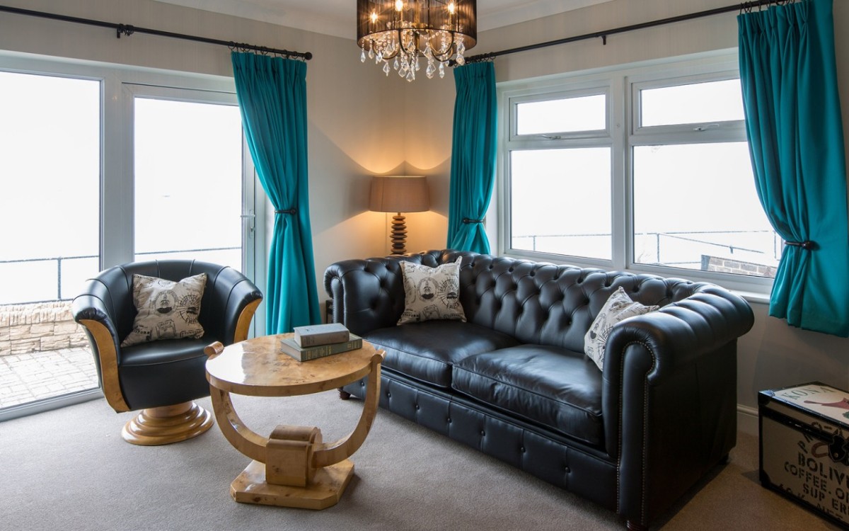 Sofà e tavoli di una stanza