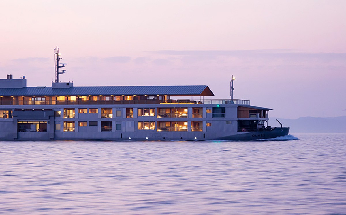 Una nave-hotel di lusso che solca il mare del Giappone