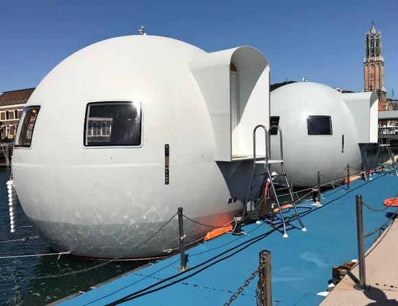Un hotel galleggiante a forma di boa dove potrai alloggiare quest’estate