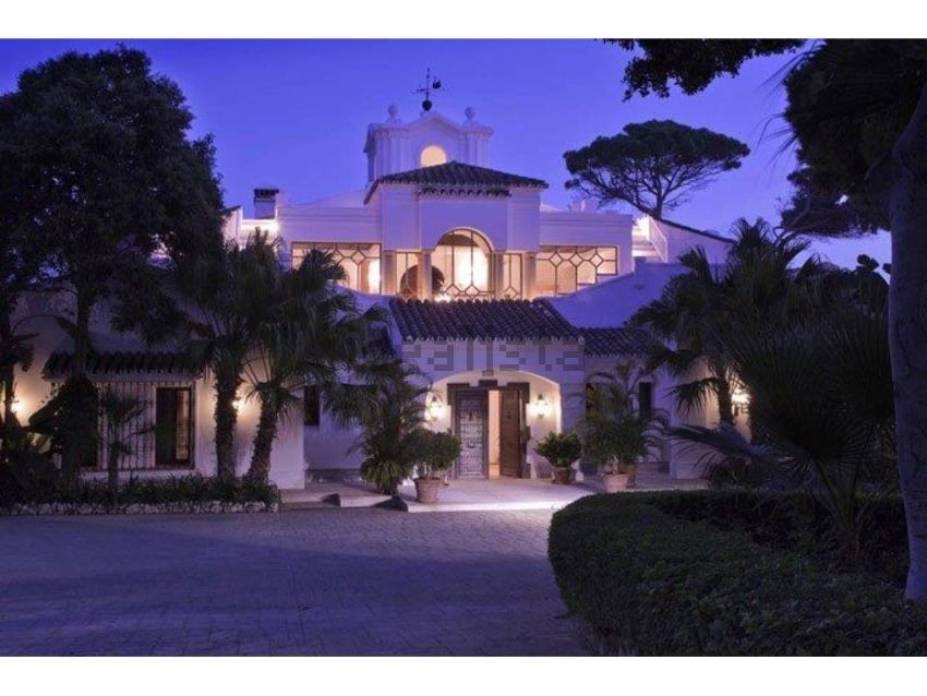 exterior_por_la_noche