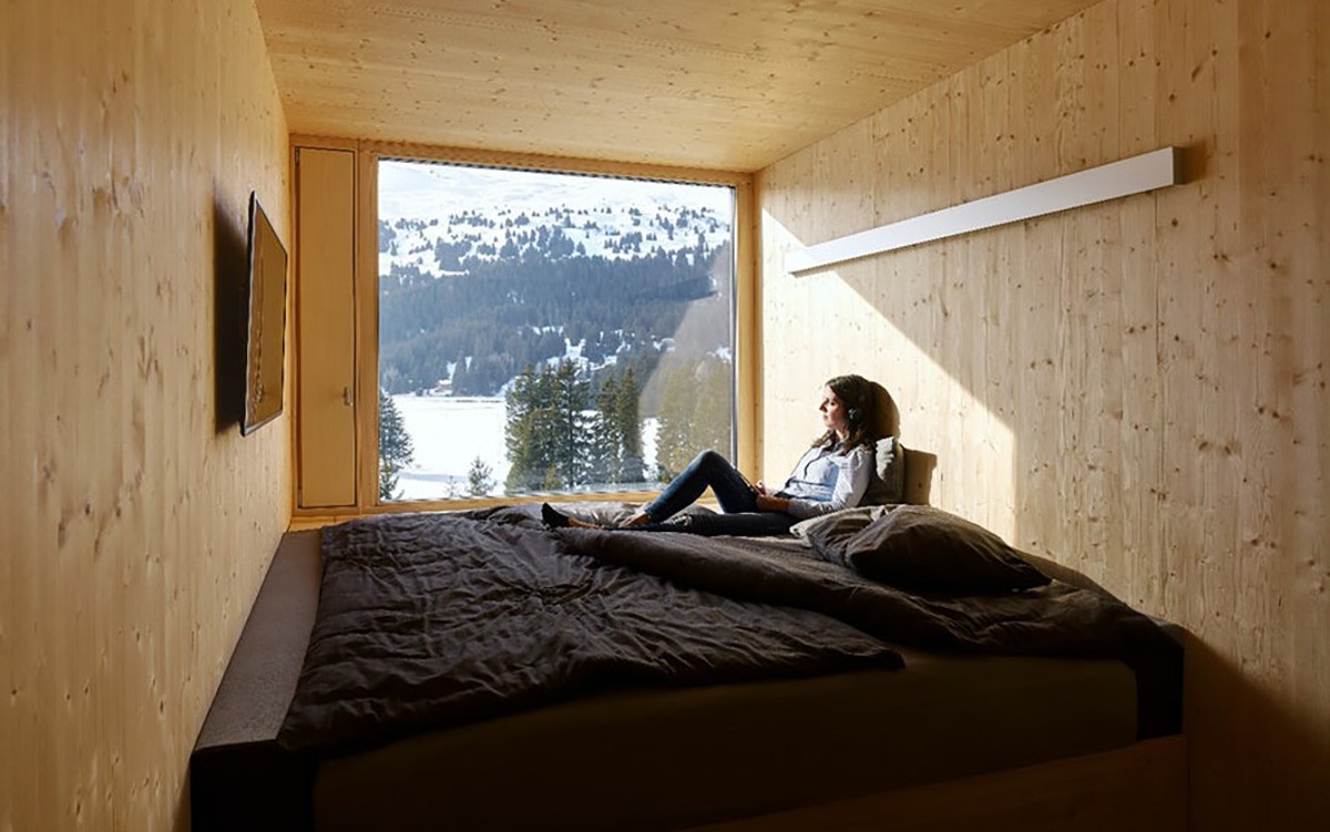 Un accogliente hotel per sciatori sulle Alpi costruito come un Lego