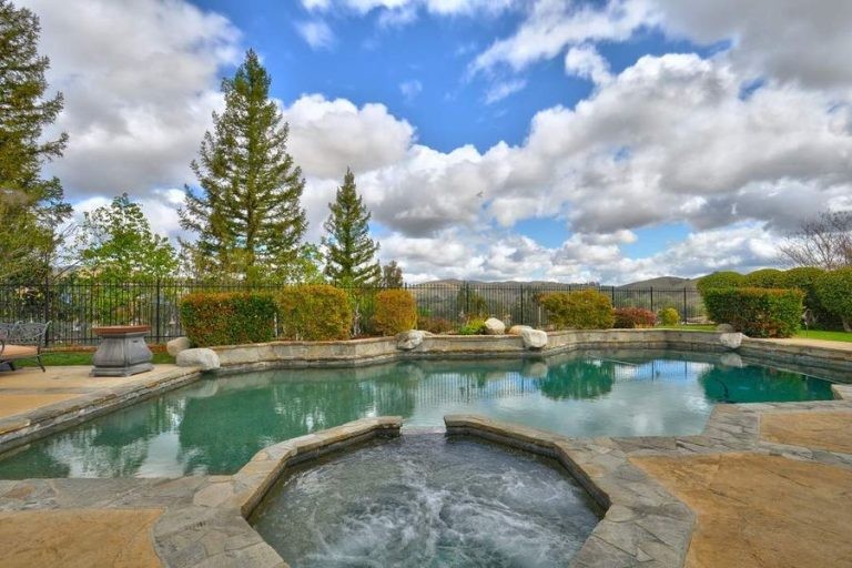 Accanto alla piscina c'è una vasca idromassaggio